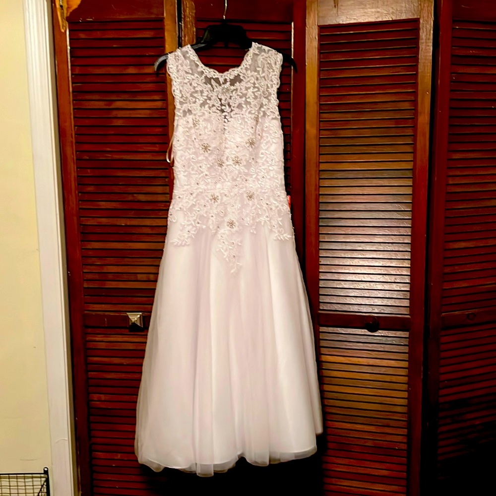 This is a beautiful Wedding dress for the Summer outdoor to dance and wear